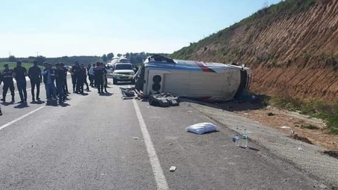 Adana Haberleri- Adana'da Seçim Midibüsü Devrildi Çok Sayıda Yaralı Var