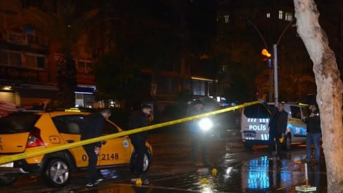 Adana'da Bar Önünde Silahlı Saldırı- Ölü ve Yaralı Var
