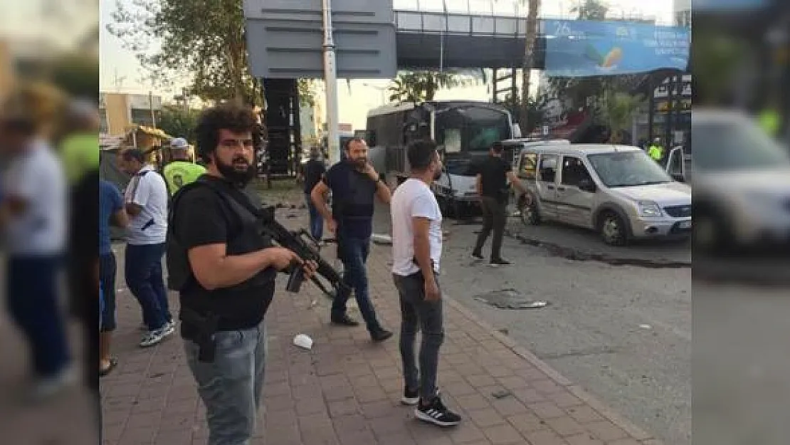 Adana'da Çevik Kuvvet Servis Aracına Bombalı Saldırı ! Çok Sayıda Yaralı Var