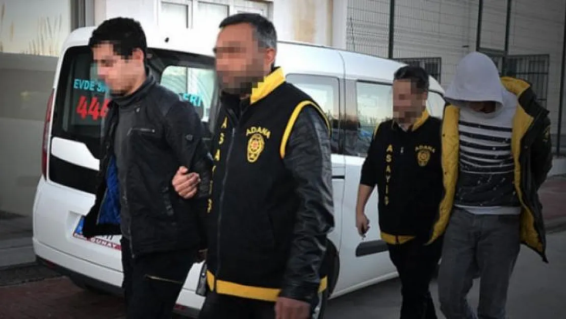 Adana'da 'da yolda kalan 2 üniversite öğrencisini gasp eden zanlılar yakalandı