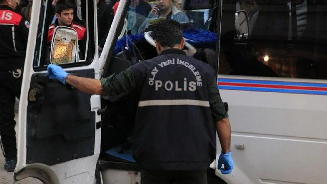 Adana'da minibüsde dehşet! Minibüs şoförünün kafasına sıkarak olay yerinden kaçtı!