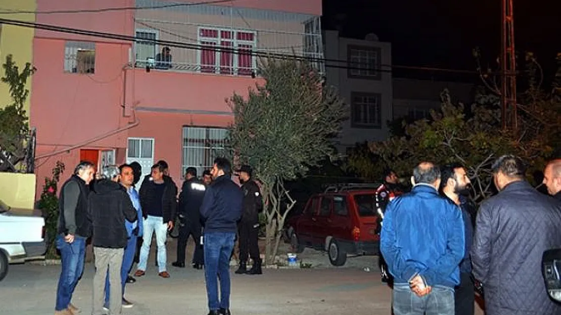Adana'da, sevgilisinin evinin önünde kendi kafasına sıktı