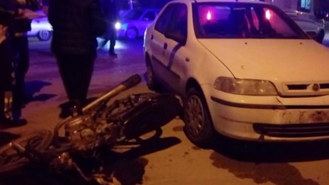 Adana'da trafik kazası! Otomobille çarpışan motosikletin sürücüsü yaralandı