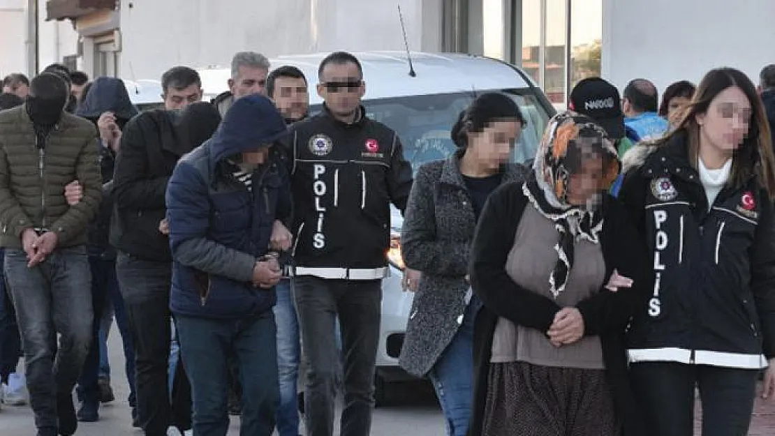 Adana'da uyuşturucu operasyonunda yakalanan 18 şüpheli adliyeye sevk edildi