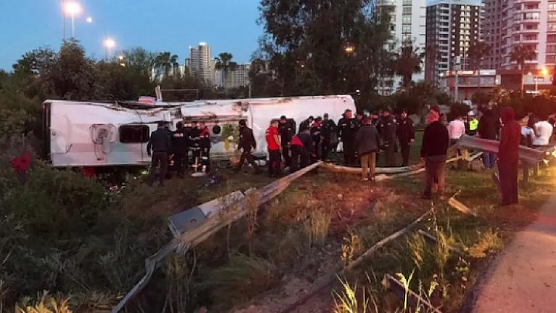 Adana'da Yolcu Otobüsü Devrildi! 2 Kişi Öldü, 23 Kişi Yaralandı