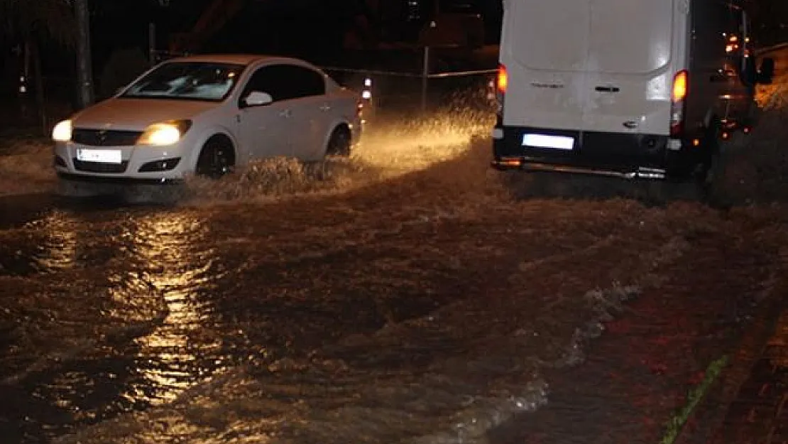 Adıyaman-Diyarbakır yolu sular altında kaldı