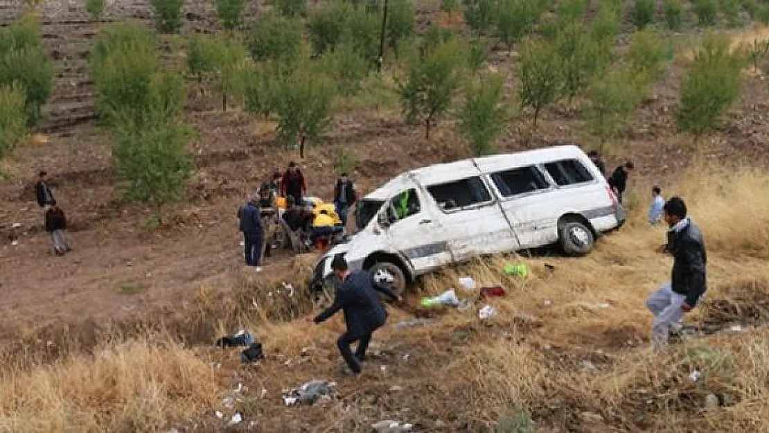 Adıyaman'da feci kaza: Yolcu minibüsü devrilmesi sonucu 13 kişi yaralandı