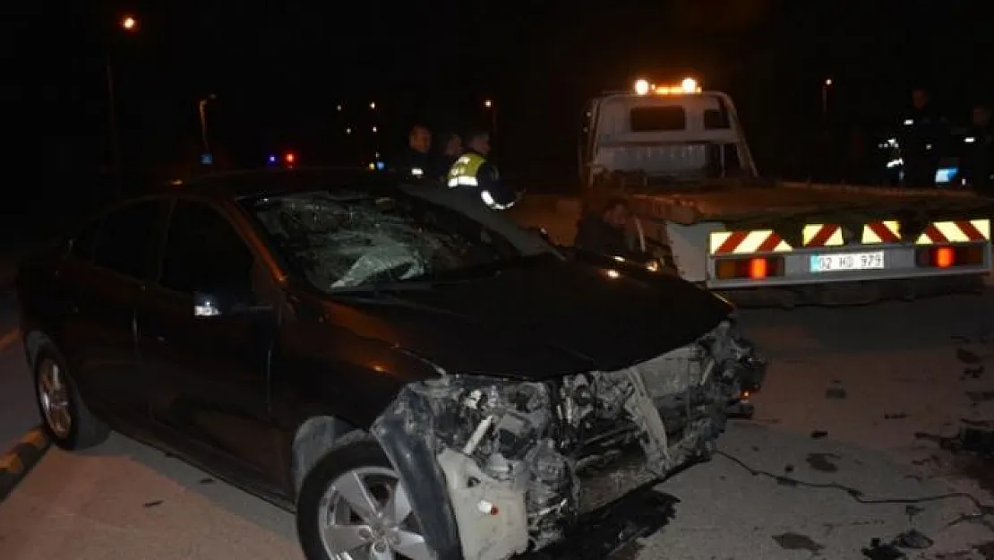Adıyaman'da iki otomobilin karıştığı trafik kazasında 4 kişi yaralandı