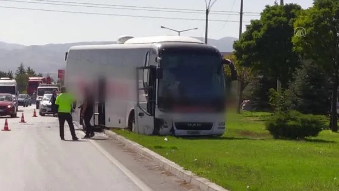 Afyon'da korkunç kaza! Yolcu otobüsü ile kamyonet çarpıştı