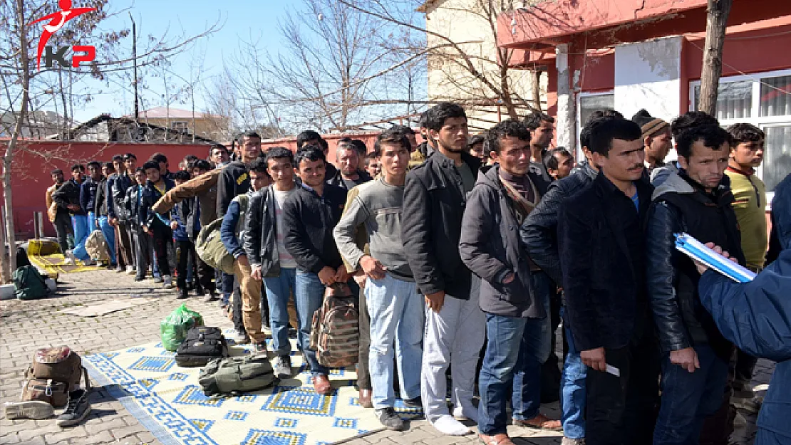 Ağrı'da Kaçak Yollarla Türkiye'ye Gelen 294 Göçmen Yakalandı!