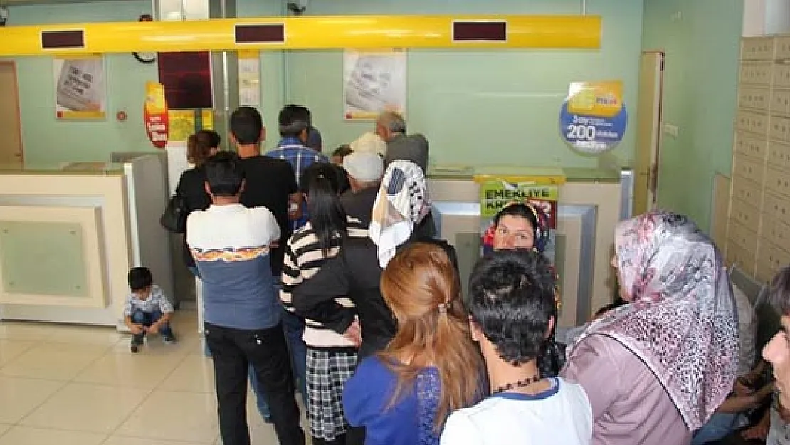 Aile Bakanlığı ödemeleri başlattı! PTT'ye gidenlere 200 TL para veriliyor: Hemen bugün paranızı alabilirsiniz