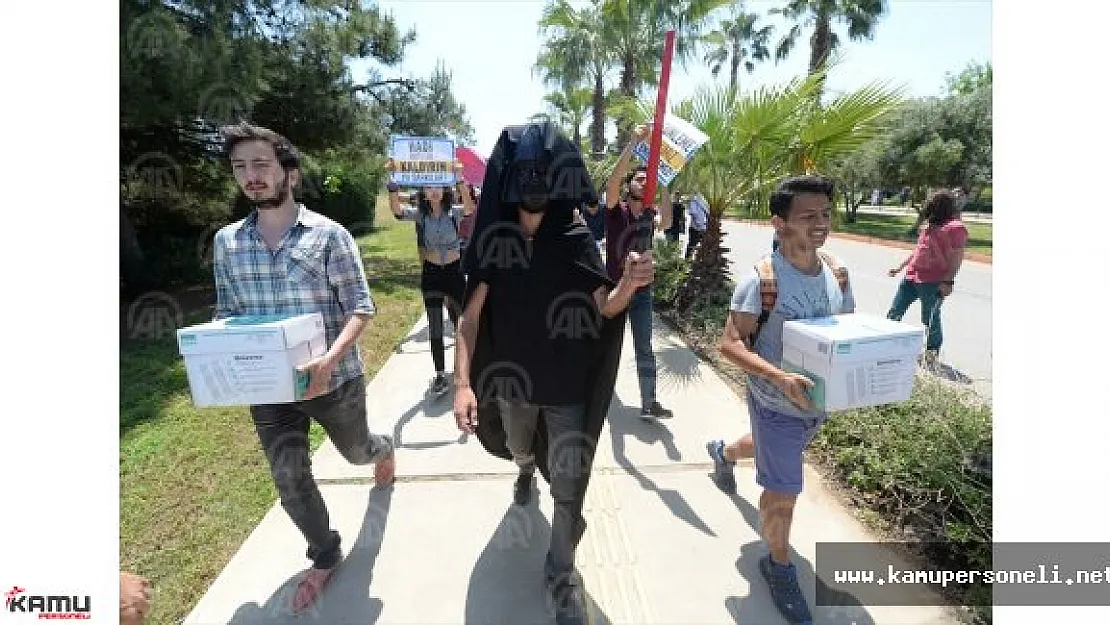 Akdeniz Üniversitesi Öğrencilerinden İlginç Protesto