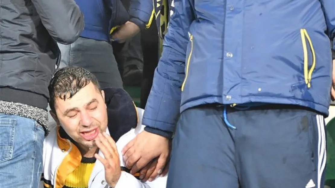 Akhisar'da Fenerbahçe tribününde kan aktı