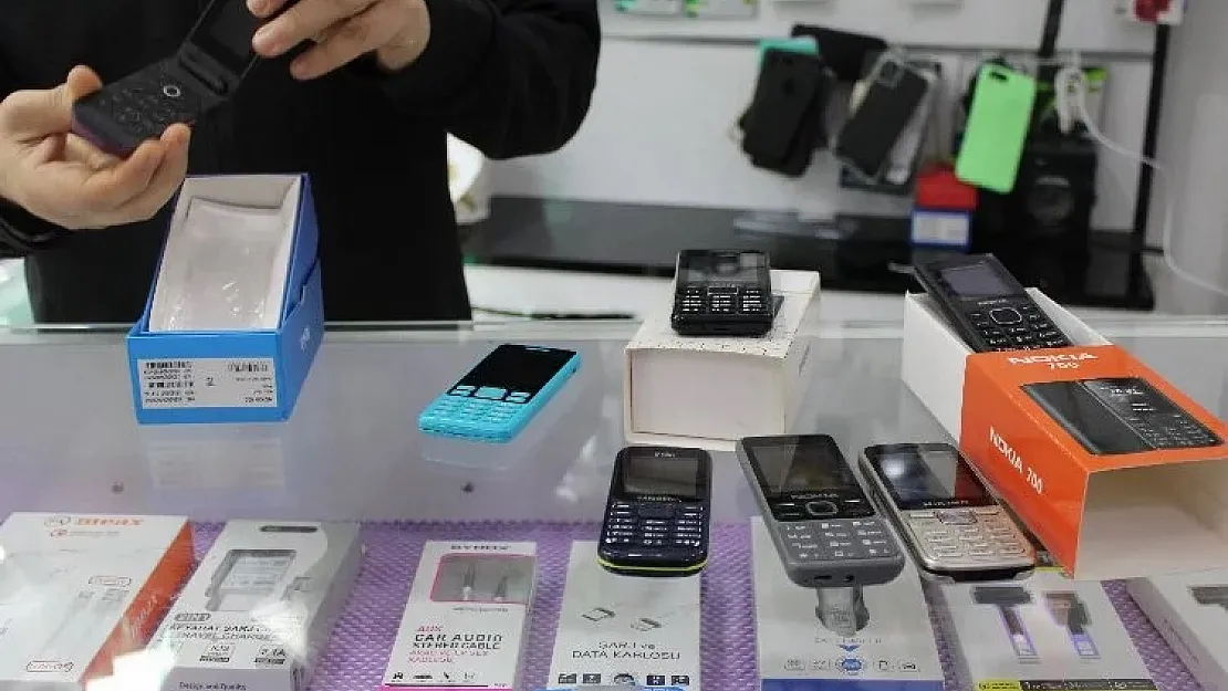 Akıllı telefonlar yerini tuşlu telefonlara mı bırakıyor? Depremlerden sonra vatandaşlardan tuşlu telefon için yoğun ilgi!