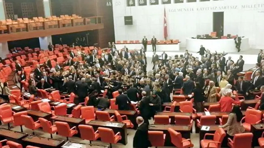 AKP'li ve CHP'li vekiller TBMM'de kavga ettiler!