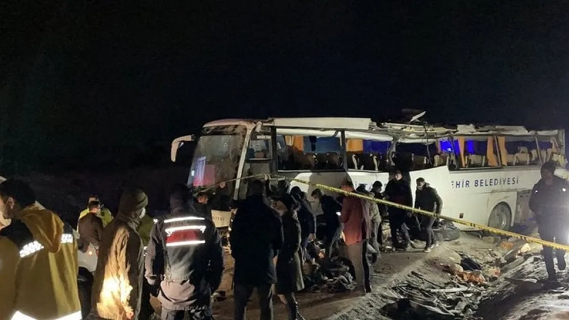 Akşam saatlerinde felaket gibi kaza! Çok sayıda ölü ve yaralı var!