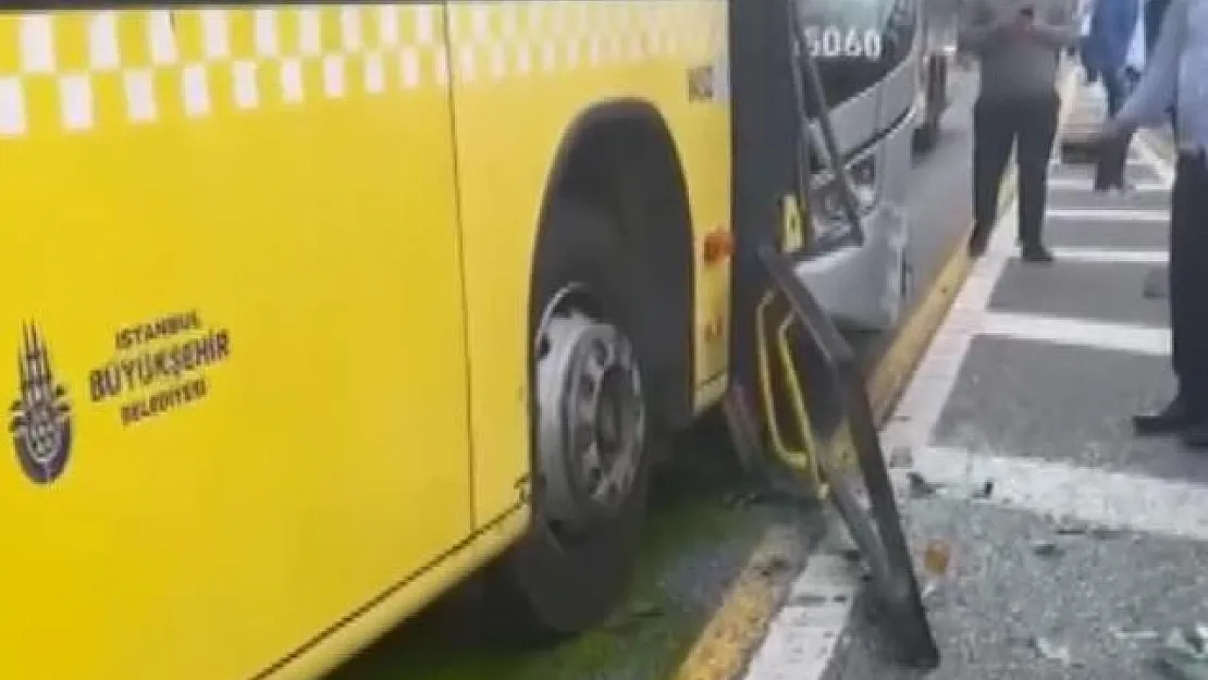 Akşam saatlerinde iki metrobüs kafa kafaya çarpıştı! Çok sayıda yaralı var!