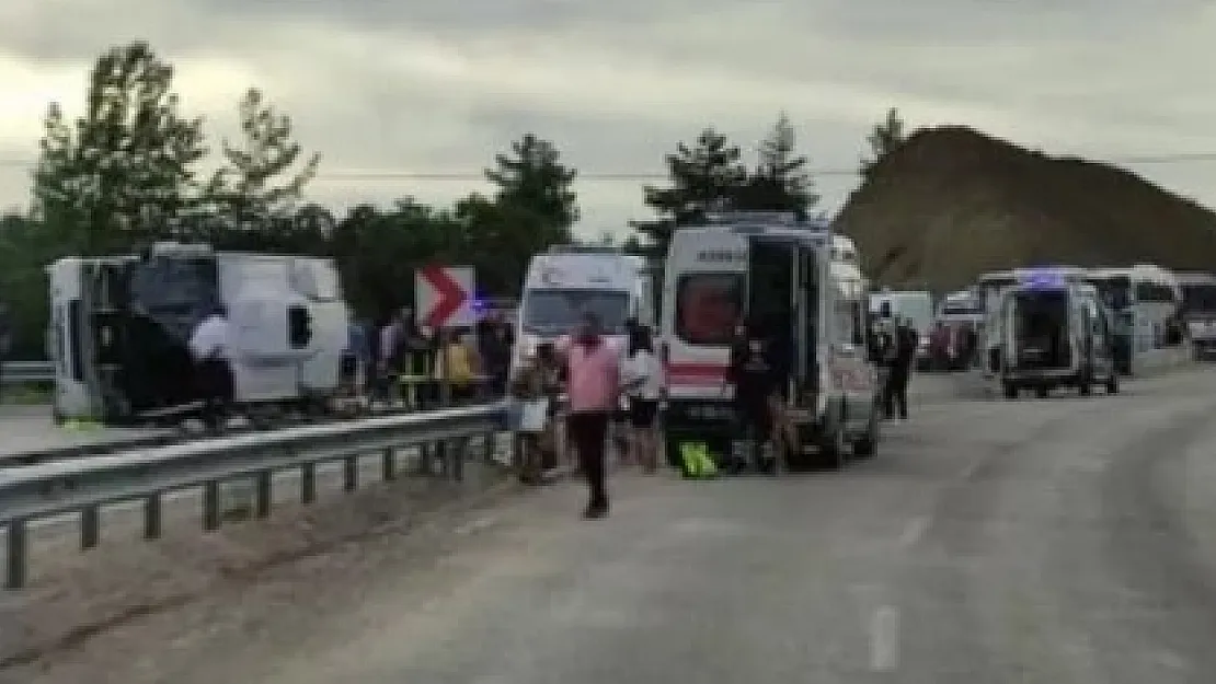 Akşam saatlerinde korkunç kaza meydana geldi! Yolcu dolu otobüs devrildi! Çok sayıda yaralı ve ölü var
