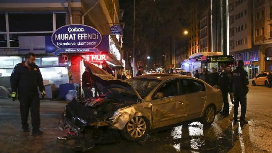 Ankara Altındağ'da bir otomobilin iki taksiye çarpması sonucu iki kişi yaralandı