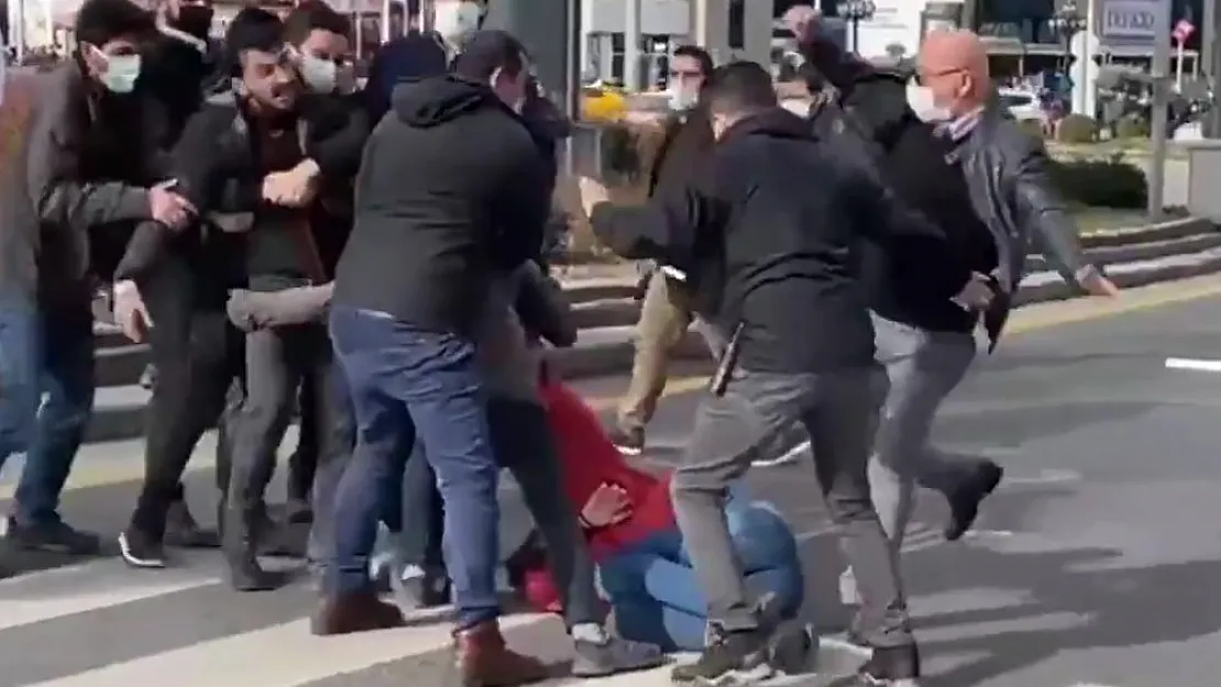 Ankara'da Boğaziçi'ne destek veren bir öğrenciye polisin müdahalesi tartışmalara neden oldu!