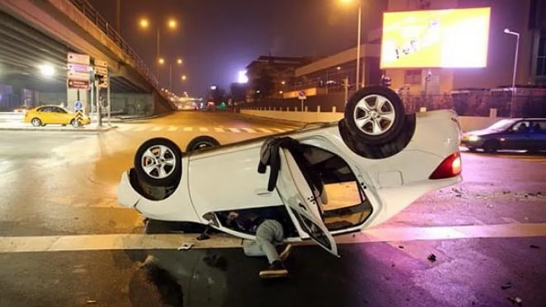 Ankara'da meydana gelen trafik kazalarında ikisi polis üç kişi yaralandı