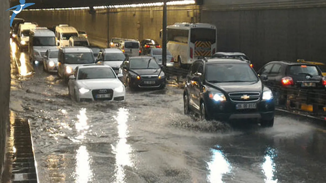 Ankara'da Sağanak Yağmur ve Dolu Etkili Oldu! Sel Uyarısı Geldi