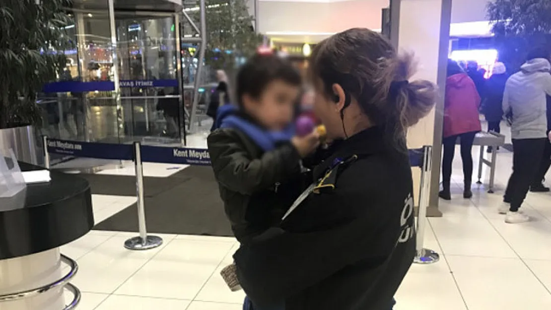 Anne, 3 Yaşındaki Oğlunu AVM'de Cebine Not Bırakıp Terk Etti