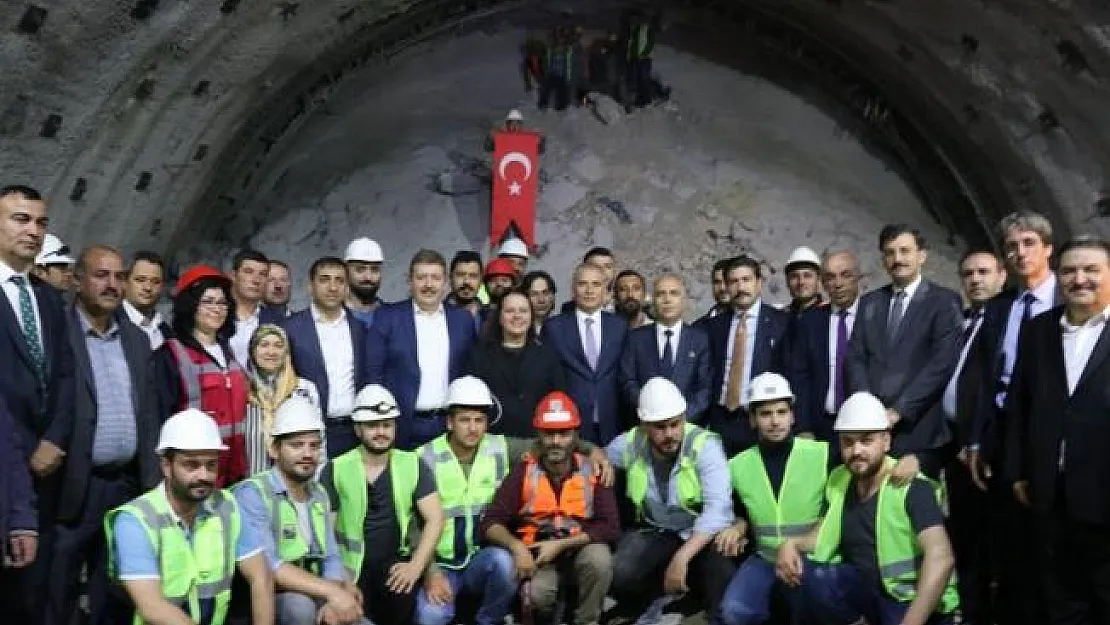 Antalya, Muğla, Denizli ve Ankara'yı Birbirine Bağlayacak Honaz Tünelinde Sona Gelindi! Tünel İçin Işık Görme Töreni Düzenlendi...