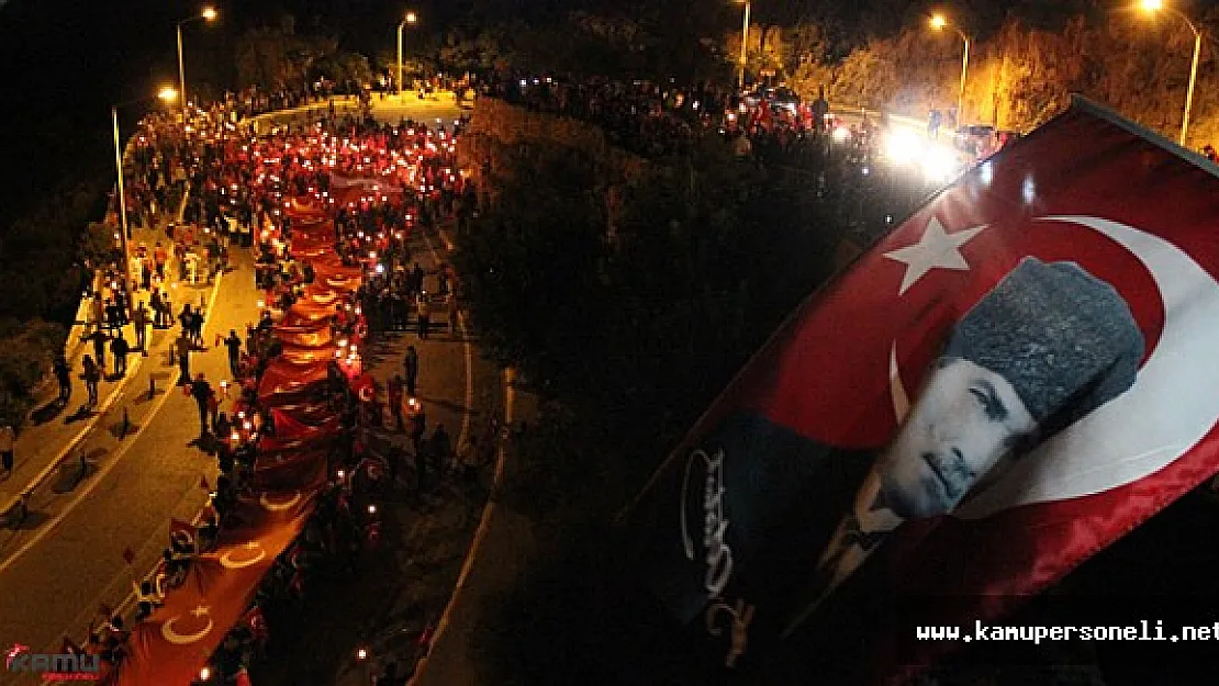 Antalya'da 400 Metrelik Türk Bayrağı Eşliğinde Fener Alayı Düzenlendi