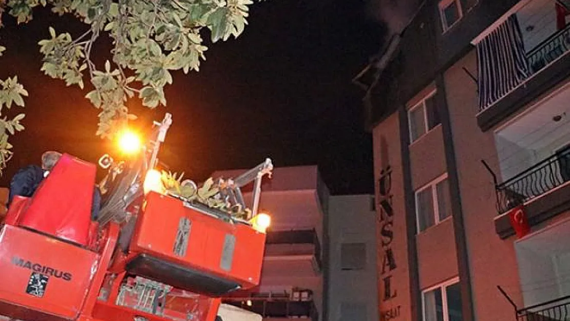 Antalya'da çatı katında çıkan yangın mahalleliyi korkuttu