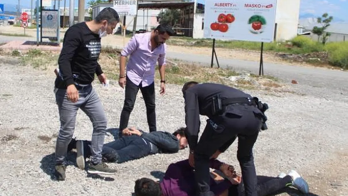 Antalya'da iki genç ceza yememek için ortalığı birbirine kattı!