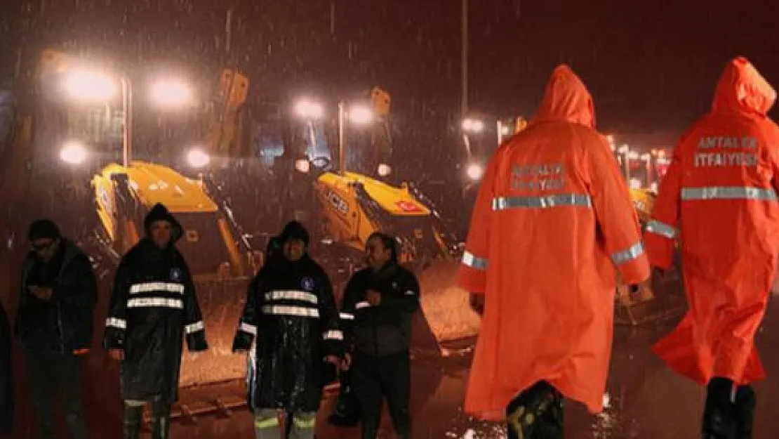 Antalya'da kırmızı alarm verildi : Ekipler nöbet tutmaya başladı!