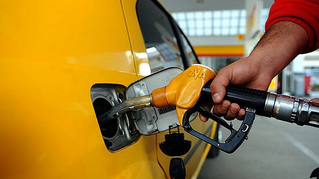 Araç sahiplerine haftanın ikinci müjdesi verildi! Benzin motorin ve LPG'ye indirim yapıldı: İşte Ankara İstanbul ve İzmir Yakıt fiyatları