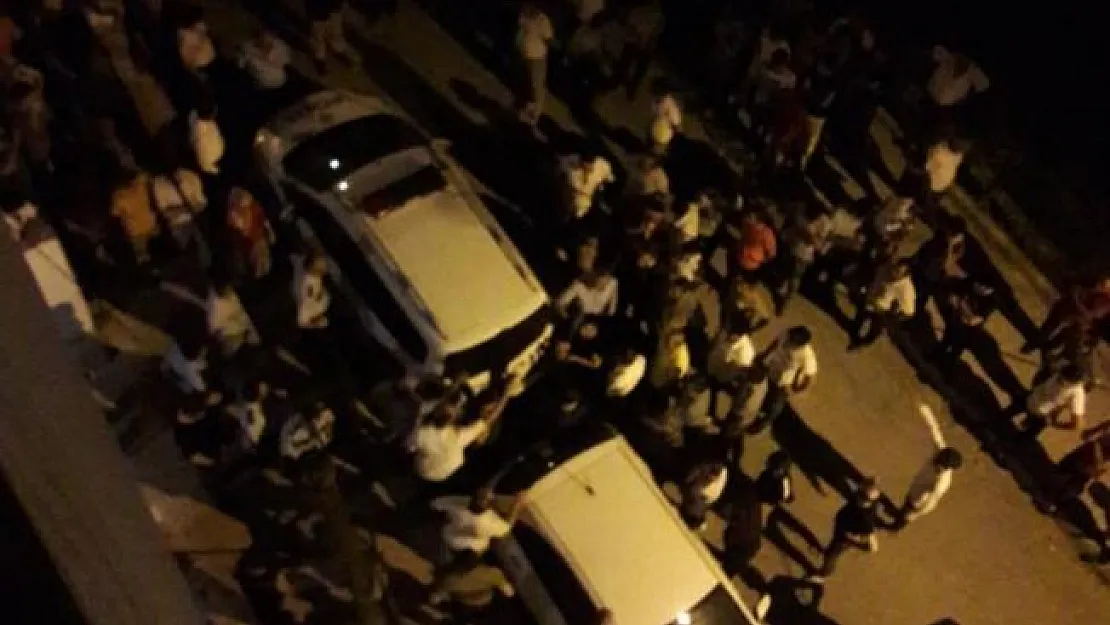 Arnavutköy'de küçük kızın Suriyeliler tarafından taciz edildiği iddiası mahalleyi savaş alanına çevirdi! Polis güçlükle ayırabildi!