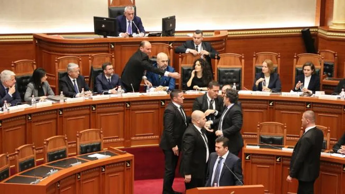 Arnavutluk Meclisinde Başbakan Rama'ya boyalı protesto