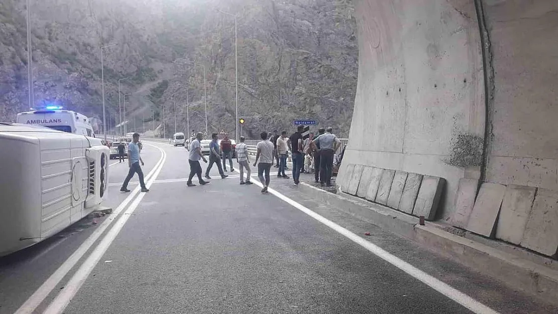Artvin Yusufeli ilçesinde Minibüs Devrildi: 11 Yaralı