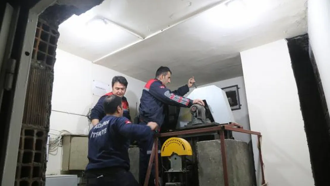 Asansörde mahsur kalan iki kişi kurtarıldı