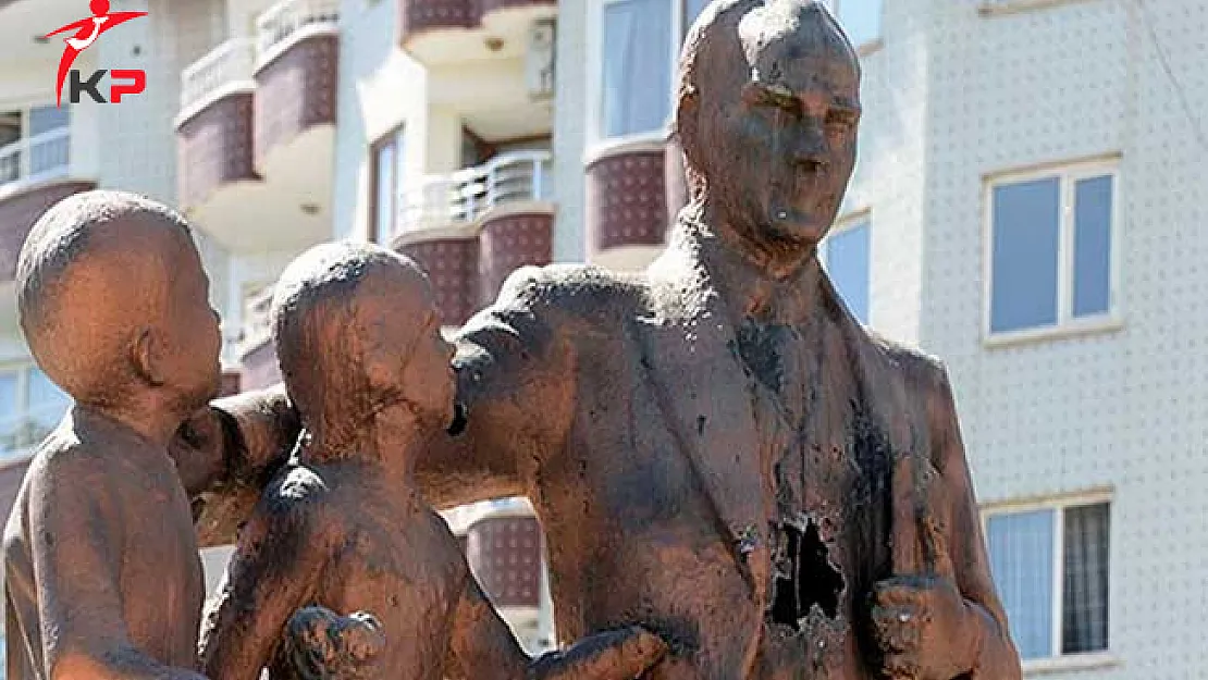 Atatürk Anıtına Çekiçle Saldıran Kişi Tutuklandı!