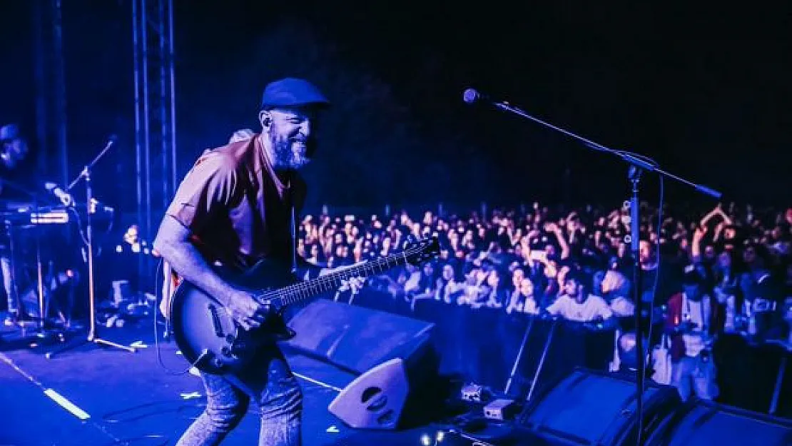 Athena Grubu'nun gitaristi Hakan Özoğuz, sağlık sorununu açıkladı: 'Senelerdir sessiz bir şekilde izlenen hastalık…' Neler oluyor?