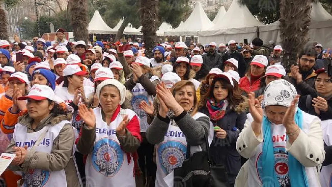 Avcılar Belediyesi'nde maaşlarını alamayan işçiler eylem yaptı