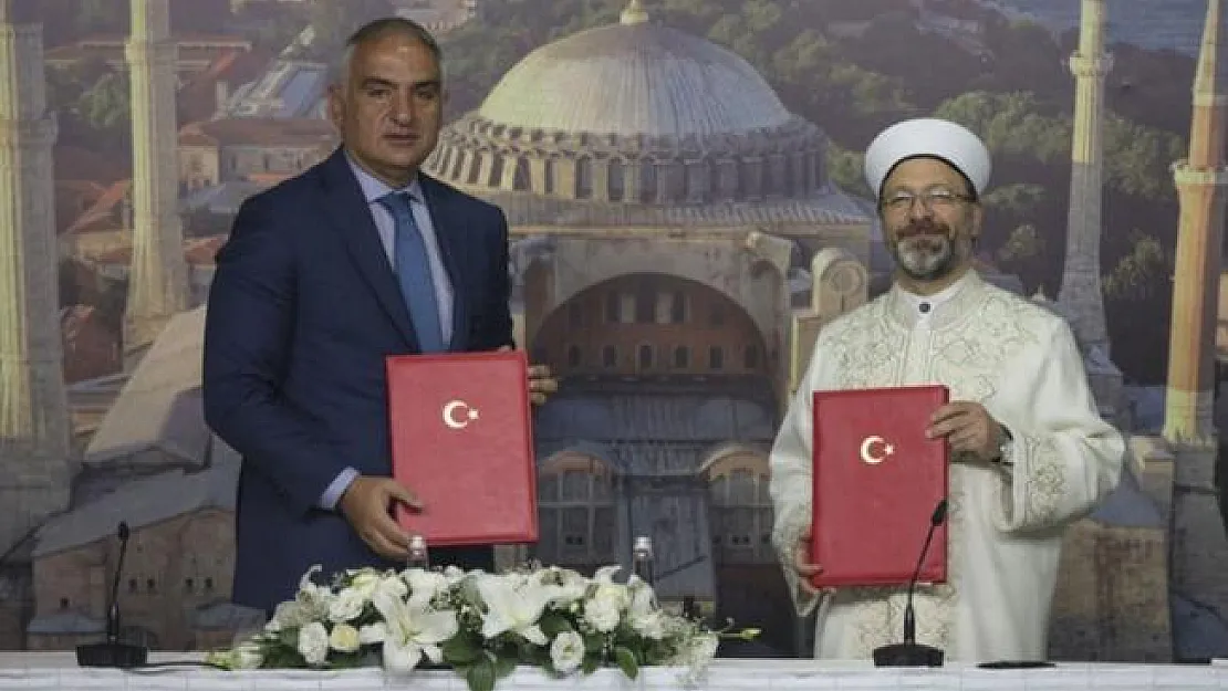 Ayasofya yerli ve yabancı turistlere ücretsiz hizmet verecek!