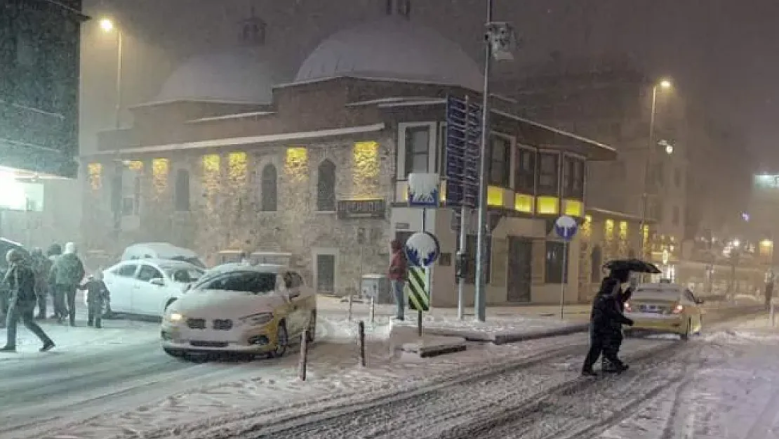 Aybar Etkisini Gösterdi! İstanbul Kar Altında
