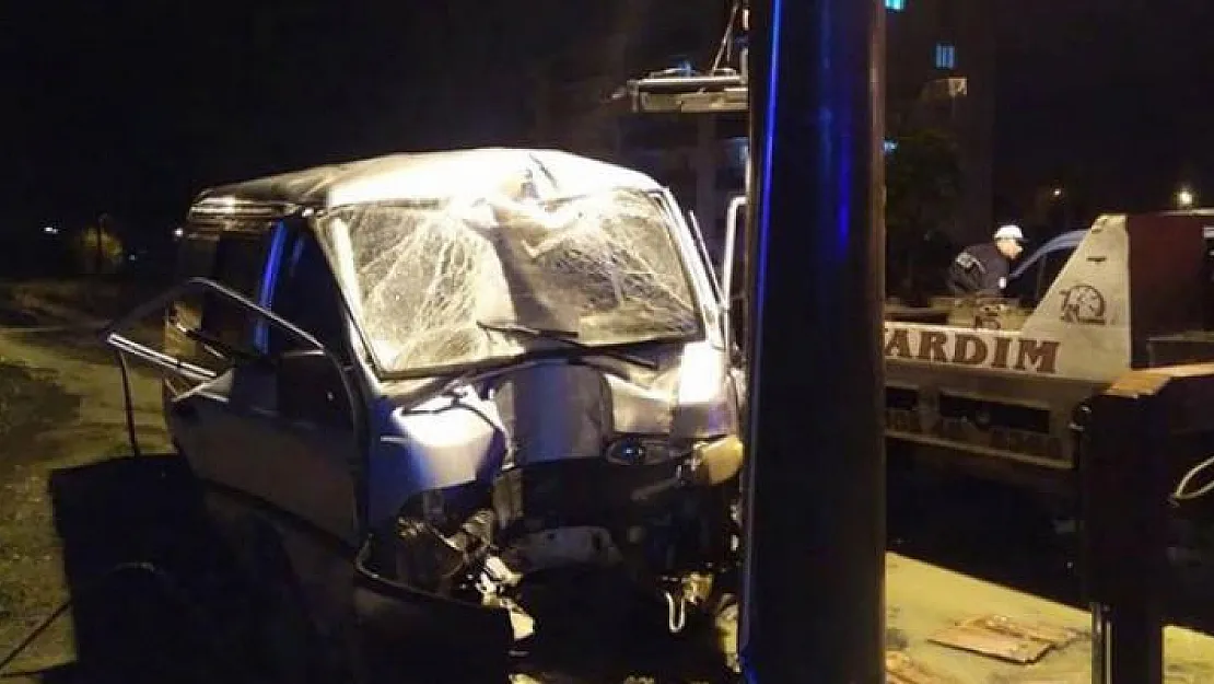 Aydın Nazilli'de direğe çarpan araçta bulunan 3 kişi yaralandı