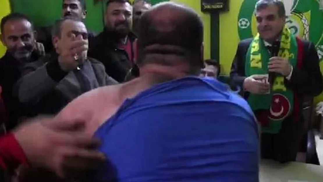 Babo Bu Adam 5 Yıl Önce Neredeydi? Deyip Kıyafetini Yırttı!