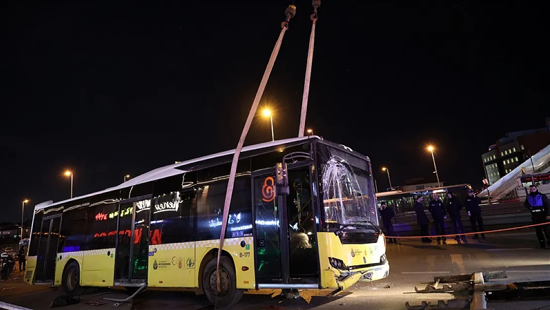 Bahçelievler'de İETT kaldırıma çıktı! Görüntüler sonrası şoför cezaevine yollandı!