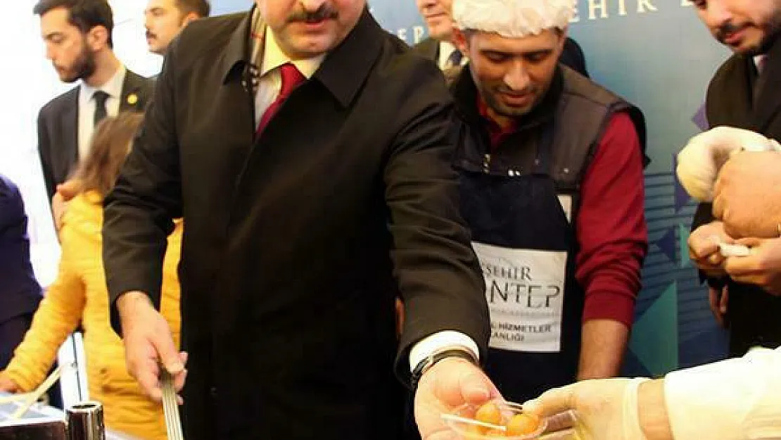 Bakan Albayrak lokma tatlısı dağıttı