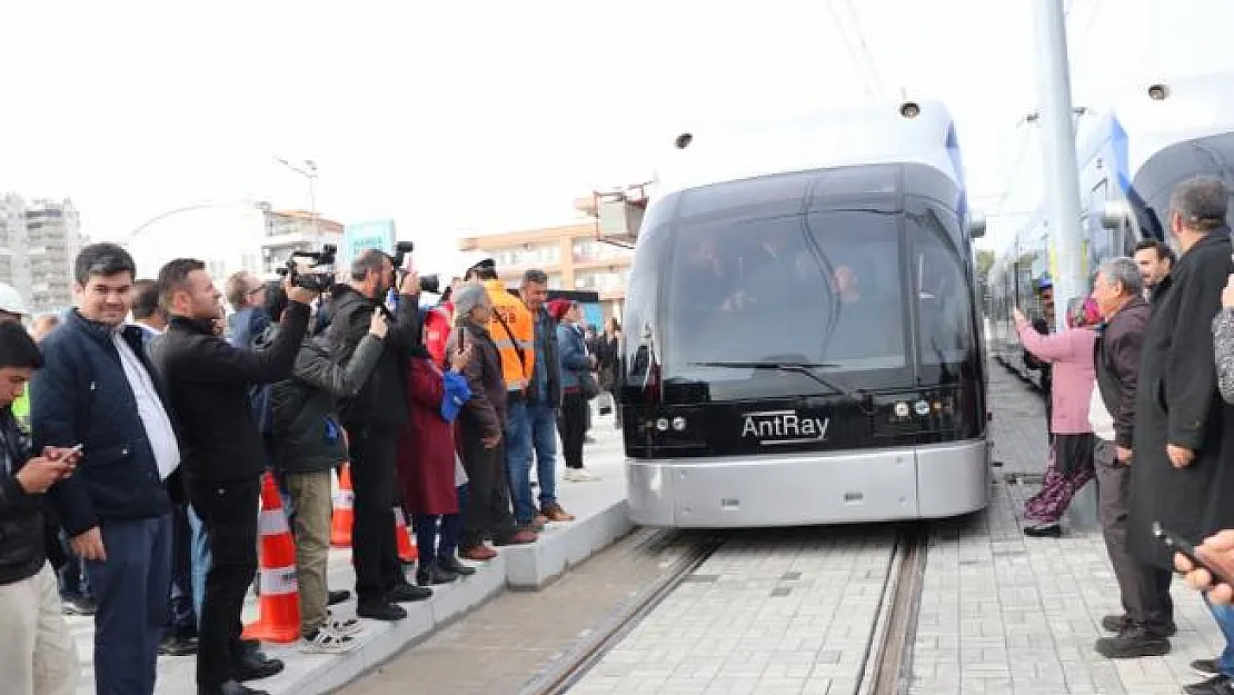 Bakan Çavuşoğlu tramvay hattında test sürüşü yaptı