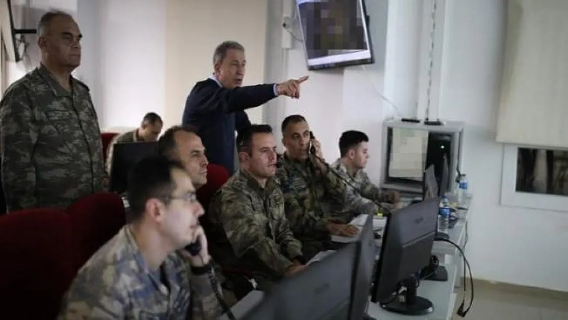Bakan Hulusi Akar kuvvet komutanlarıyla sınırda!