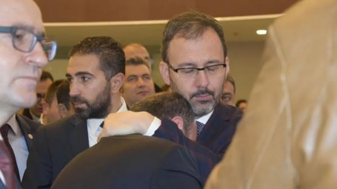 Bakan Varank, kütüphane açılışında gözyaşlarına boğuldu