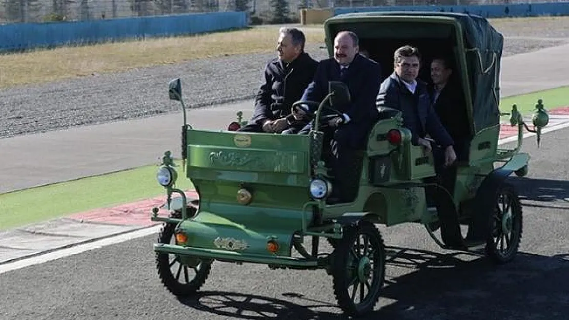 Bakan Varank Yerli Üretim Elektrikli Faytonun Direksiyonuna Geçti!